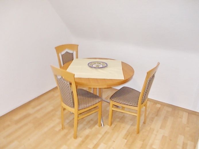 Ruhig und gr&uuml;n, gut angebunden, WLAN aktiv, PKW-Stellplatz und  Balkon!  M&uuml;lheim Grenze Essen am Naturschutzgebiet