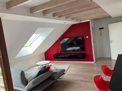 Schicke klimatisiert Wohnung im DG eines Zweifamilienhaus