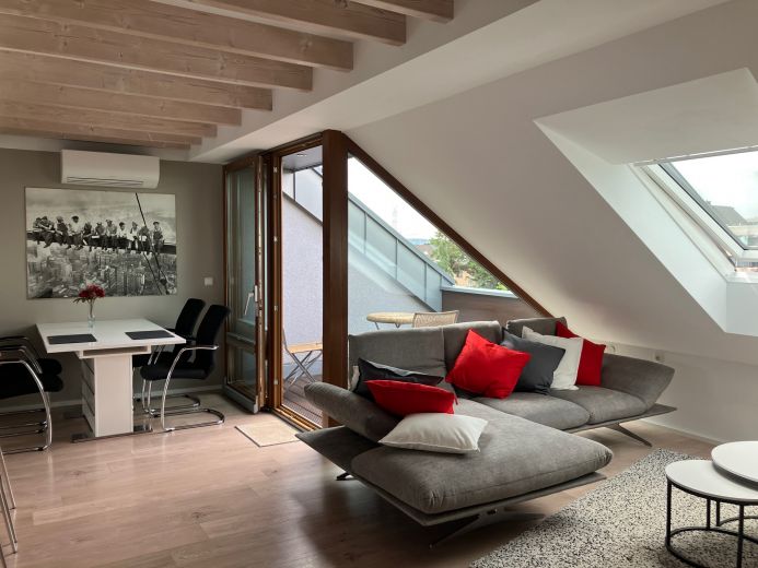 Schicke klimatisiert Wohnung im DG eines Zweifamilienhaus