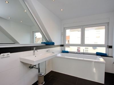 Hochwertige, schicke Maisonette mit Balkon, offenem Kamin und Klimaanlage in ruhiger Lage mit guter Anbindung