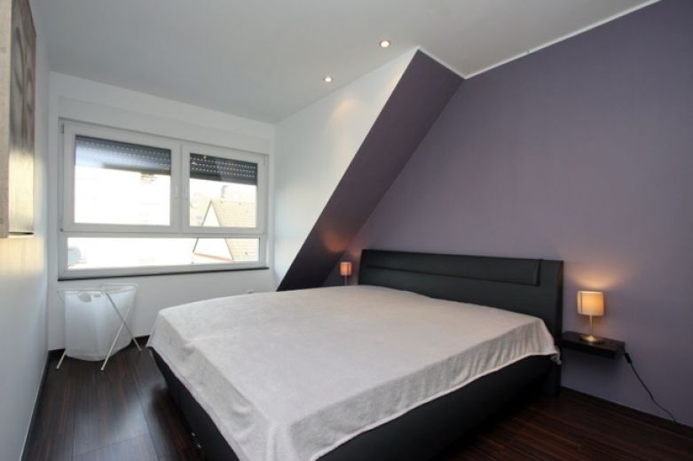 Hochwertige, schicke Maisonette mit Balkon, offenem Kamin und Klimaanlage in ruhiger Lage mit guter Anbindung