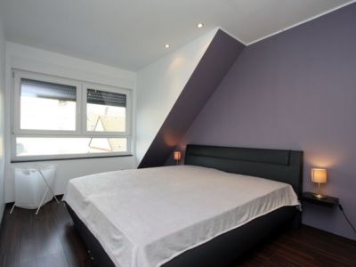 Hochwertige, schicke Maisonette mit Balkon, offenem Kamin und Klimaanlage in ruhiger Lage mit guter Anbindung