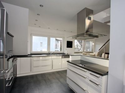 Hochwertige, schicke Maisonette mit Balkon, offenem Kamin und Klimaanlage in ruhiger Lage mit guter Anbindung