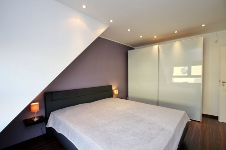 Hochwertige, schicke Maisonette mit Balkon, offenem Kamin und Klimaanlage in ruhiger Lage mit guter Anbindung