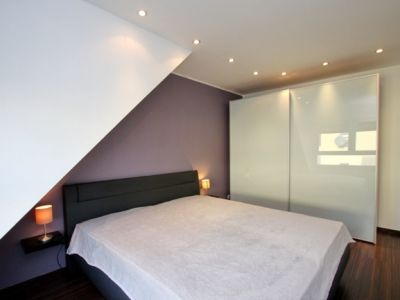 Hochwertige, schicke Maisonette mit Balkon, offenem Kamin und Klimaanlage in ruhiger Lage mit guter Anbindung