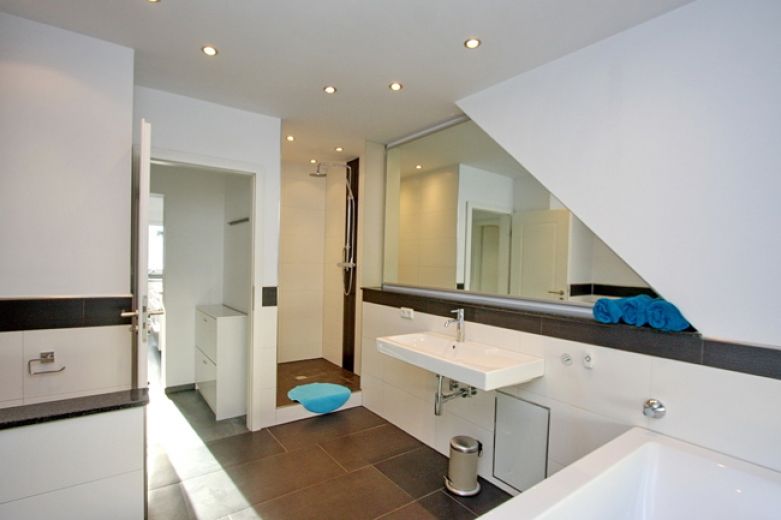 Hochwertige, schicke Maisonette mit Balkon, offenem Kamin und Klimaanlage in ruhiger Lage mit guter Anbindung