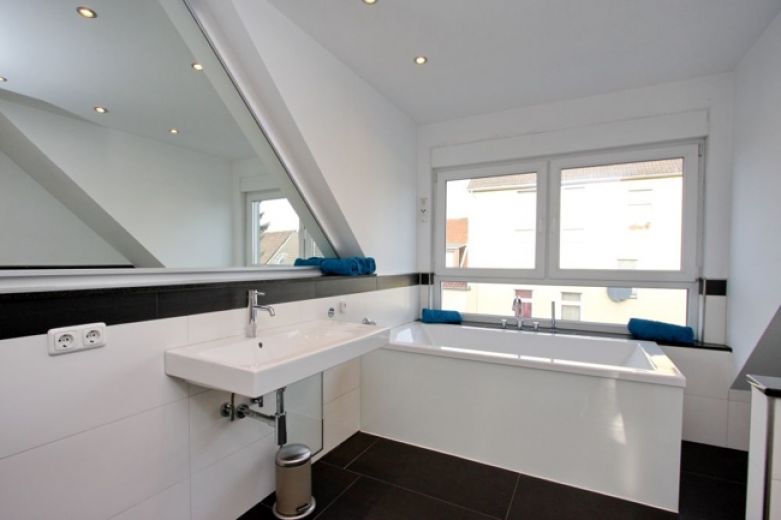 Hochwertige, schicke Maisonette mit Balkon, offenem Kamin und Klimaanlage in ruhiger Lage mit guter Anbindung