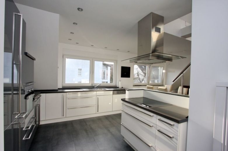 Hochwertige, schicke Maisonette mit Balkon, offenem Kamin und Klimaanlage in ruhiger Lage mit guter Anbindung