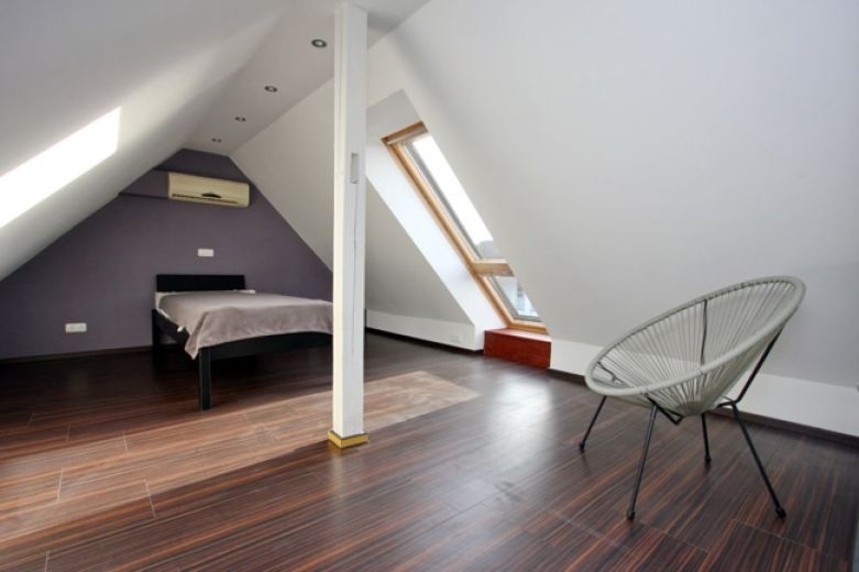 Hochwertige, schicke Maisonette mit Balkon, offenem Kamin und Klimaanlage in ruhiger Lage mit guter Anbindung