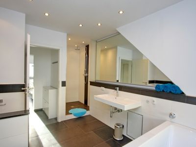 Hochwertige, schicke Maisonette mit Balkon, offenem Kamin und Klimaanlage in ruhiger Lage mit guter Anbindung