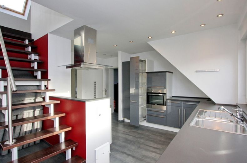 Hochwertige, schicke Maisonette mit Balkon, offenem Kamin und Klimaanlage in ruhiger Lage mit guter Anbindung