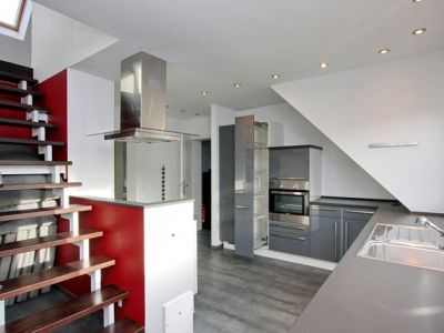 Hochwertige, schicke Maisonette mit Balkon, offenem Kamin und Klimaanlage in ruhiger Lage mit guter Anbindung