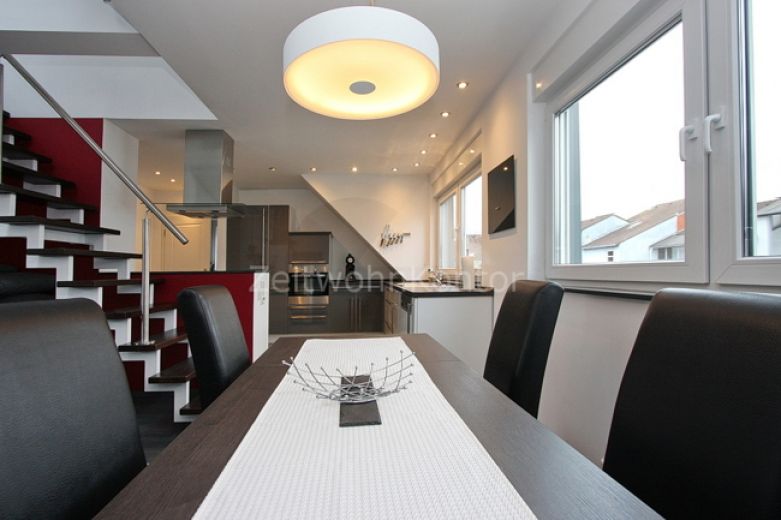 Hochwertige, schicke Maisonette mit Balkon, offenem Kamin und Klimaanlage in ruhiger Lage mit guter Anbindung