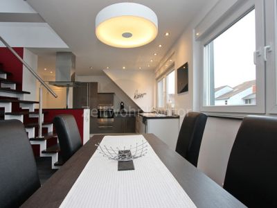 Hochwertige, schicke Maisonette mit Balkon, offenem Kamin und Klimaanlage in ruhiger Lage mit guter Anbindung