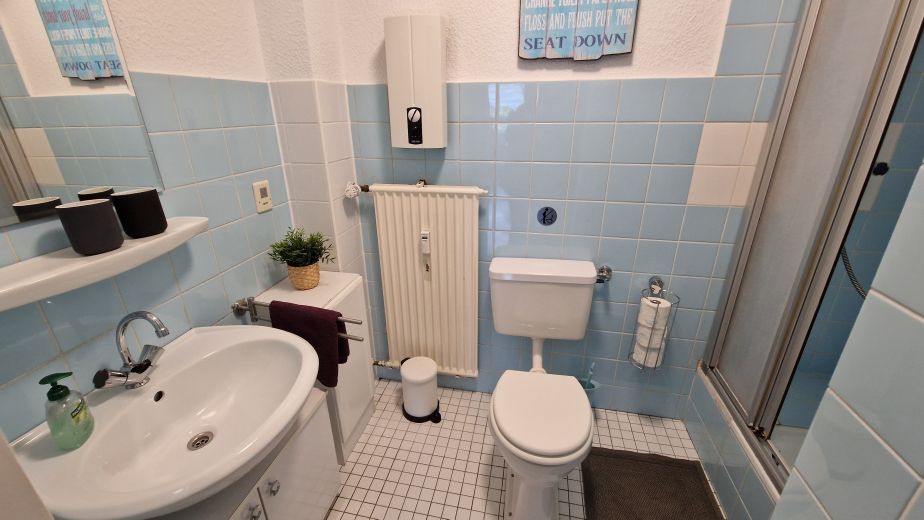 gemütliches 1,5 Zimmer-Apt. + KDB, 40qm,  möbliert, Vollausstatt., ruhige zentr. Lage,  Nähe Bus zur Uni  Haltestelle
