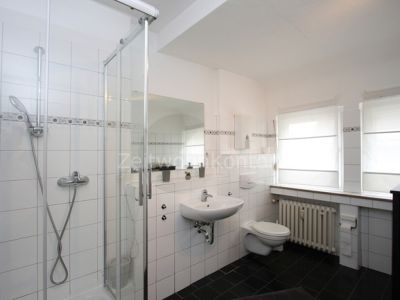 Hell und modern mit Balkon in ruhiger Wohnlage mit aktivem  Internet und guter Anbindung!