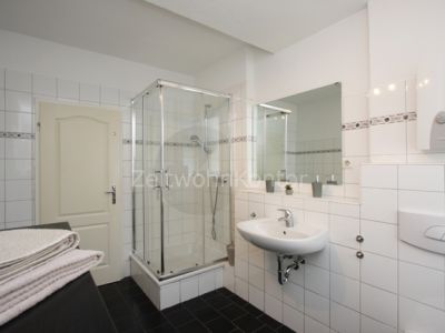 Hell und modern mit Balkon in ruhiger Wohnlage mit aktivem  Internet und guter Anbindung!