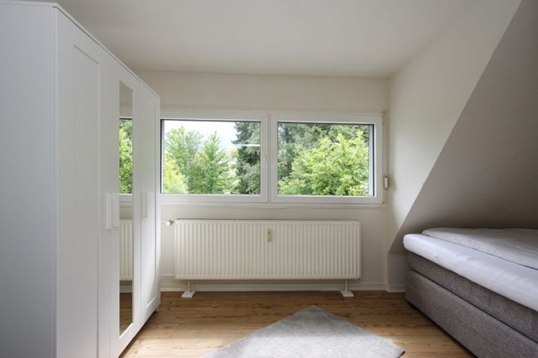 Hell und modern mit Balkon in ruhiger Wohnlage mit aktivem  Internet und guter Anbindung!