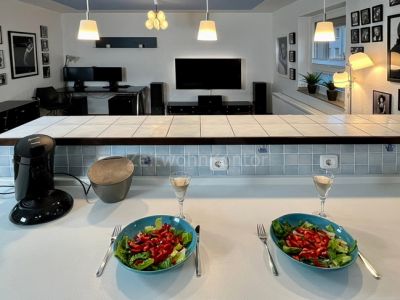 Schick modern, Balkon und WLAN, ruhige Lage, gute Anbindung!