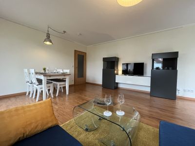 Wohnzimmer vom Sofa aus Weitwinkel