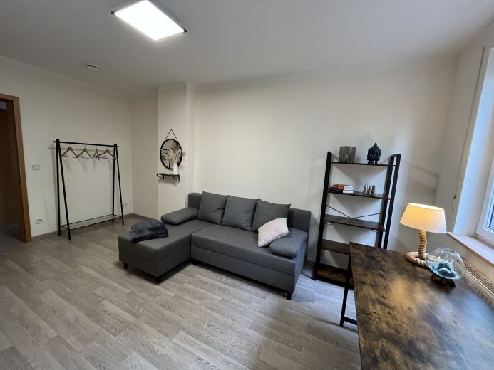 Gäste-/Arbeitszimmer vom Fenster aus rechts