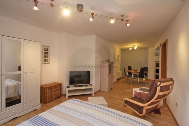 ZeitwohnKontor: Schick modern möblierte Wohnung mit Balkon, WLAN und Stellplatz