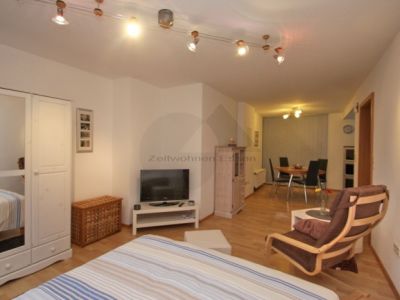 ZeitwohnKontor: Schick modern möblierte Wohnung mit Balkon, WLAN und Stellplatz
