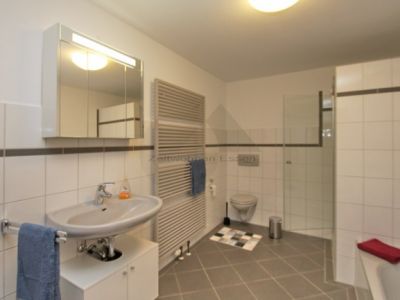 ZeitwohnKontor: Schick modern möblierte Wohnung mit Balkon, WLAN und Stellplatz