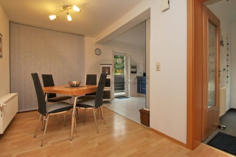 ZeitwohnKontor: Schick modern möblierte Wohnung mit Balkon, WLAN und Stellplatz