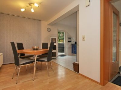 ZeitwohnKontor: Schick modern möblierte Wohnung mit Balkon, WLAN und Stellplatz