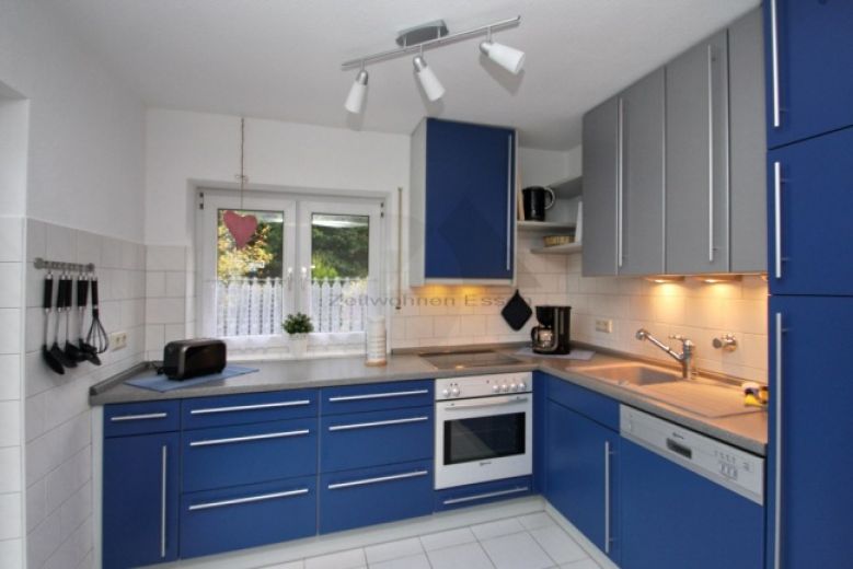 ZeitwohnKontor: Schick modern möblierte Wohnung mit Balkon, WLAN und Stellplatz