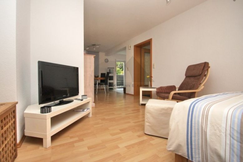 ZeitwohnKontor: Schick modern möblierte Wohnung mit Balkon, WLAN und Stellplatz