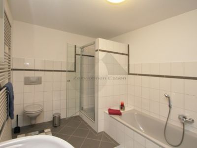 ZeitwohnKontor: Schick modern möblierte Wohnung mit Balkon, WLAN und Stellplatz