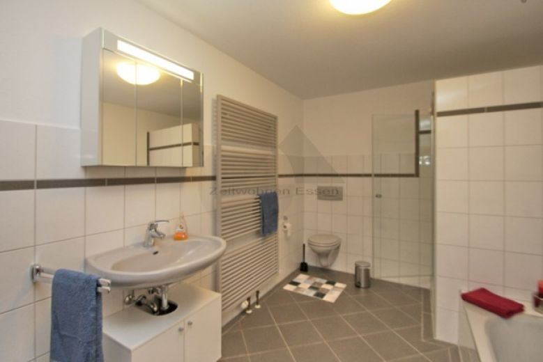 ZeitwohnKontor: Schick modern möblierte Wohnung mit Balkon, WLAN und Stellplatz