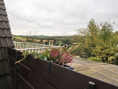 ZeitwohnKontor: Schick modern möblierte Wohnung mit Balkon, WLAN und Stellplatz