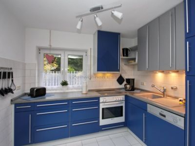 ZeitwohnKontor: Schick modern möblierte Wohnung mit Balkon, WLAN und Stellplatz