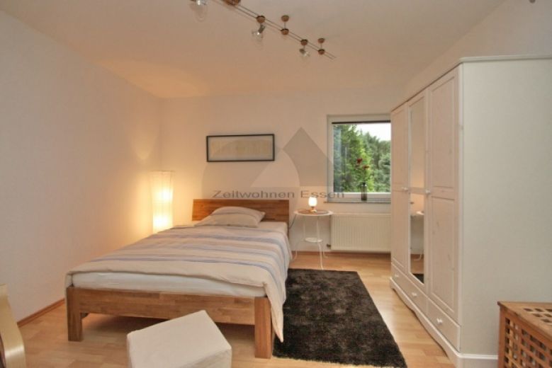 ZeitwohnKontor: Schick modern möblierte Wohnung mit Balkon, WLAN und Stellplatz