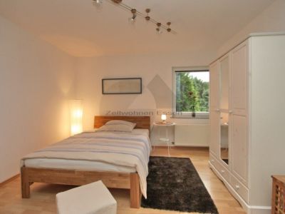 ZeitwohnKontor: Schick modern möblierte Wohnung mit Balkon, WLAN und Stellplatz