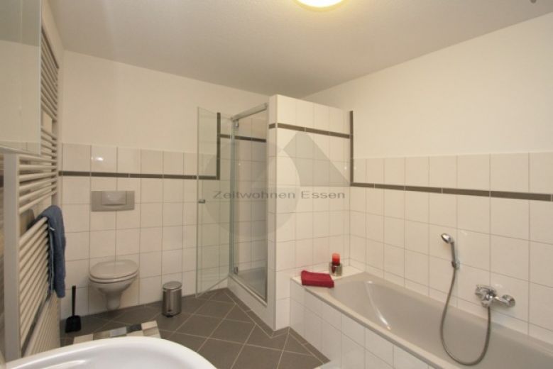 ZeitwohnKontor: Schick modern möblierte Wohnung mit Balkon, WLAN und Stellplatz