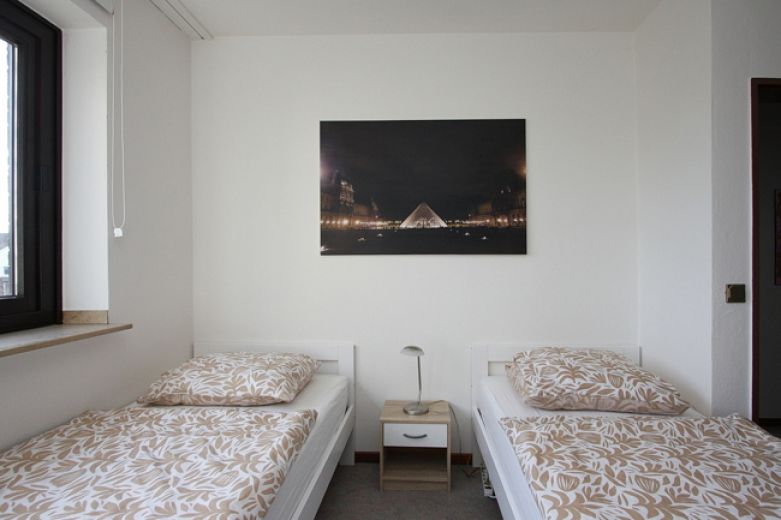 Möblierte 3-Zimmer-Wohnung mit Balkon und tollem, modernen Bad, Stellplatz  mögl., WLAN aktiv, ruhig und zentral