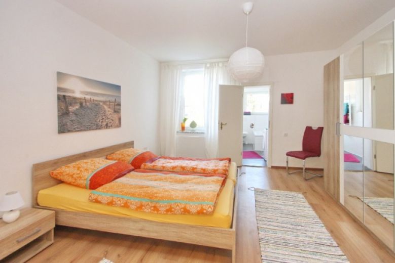 Modern und schick, ruhige Lage, 2 min zur S-Bahn!  Bright, modern, 2 min to the S-Bahn!