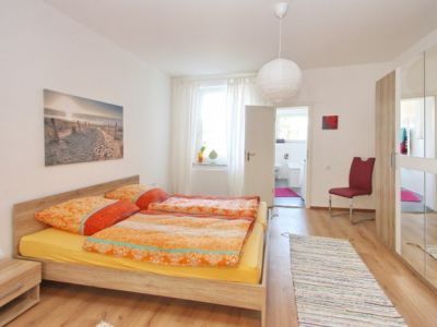 Modern und schick, ruhige Lage, 2 min zur S-Bahn!  Bright, modern, 2 min to the S-Bahn!