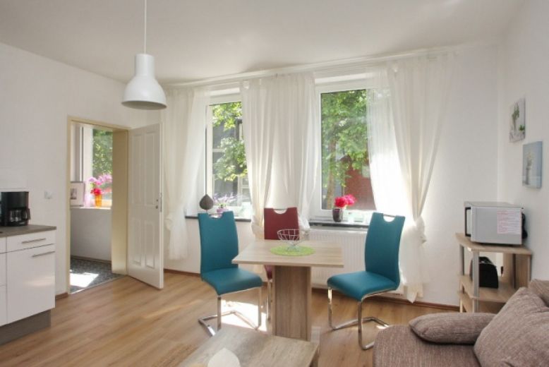 Modern und schick, ruhige Lage, 2 min zur S-Bahn!  Bright, modern, 2 min to the S-Bahn!