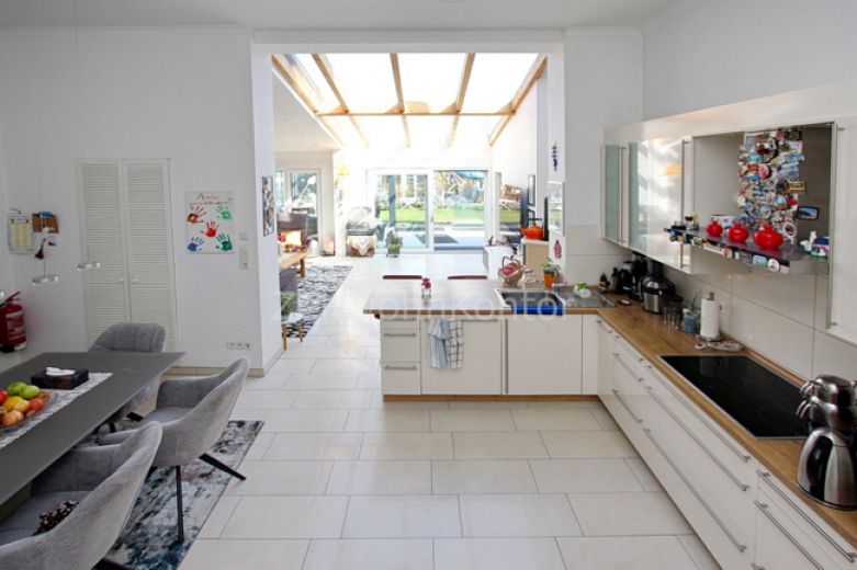 Gro&szlig;e verglaste Terrasse, Kaminofen,  Garten, hochwertig u. schick m&ouml;bl., ruhig und gr&uuml;n, gut angebunden.