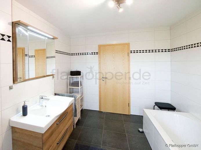 Hochwertige 2-Zimmer-Wohnung mit S&uuml;dbalkon und Bergpanoramablick- bei Egling