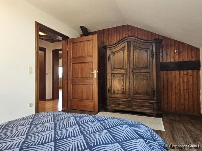 Große Dachgeschosswohnung in der Nähe von Holzkirchen