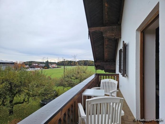 Große Dachgeschosswohnung in der Nähe von Holzkirchen