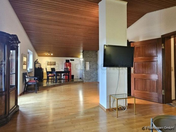 Große Dachgeschosswohnung in der Nähe von Holzkirchen
