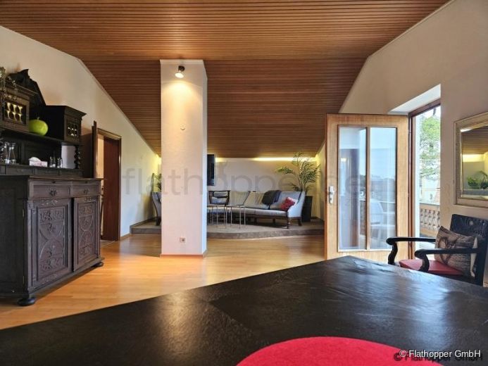 Große Dachgeschosswohnung in der Nähe von Holzkirchen
