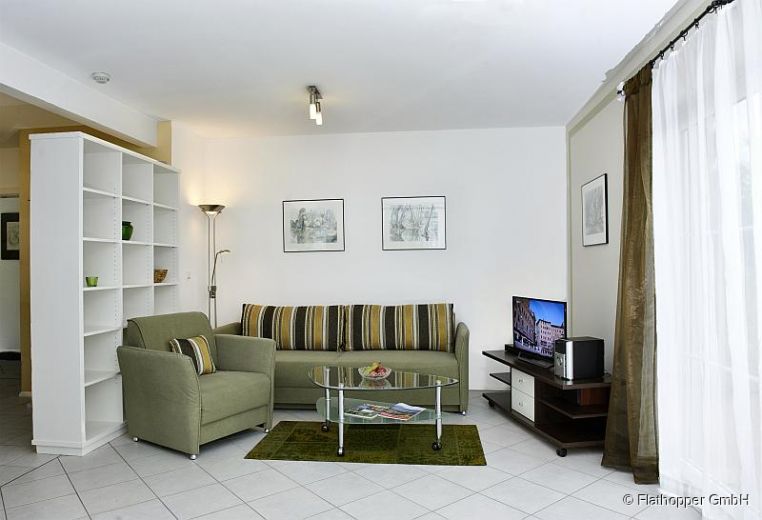 Mitten im Grünen: 2-Zimmer-Wohnung mit Terrasse, Garten und Parkplatz in Bad Endorf - Landkreis Rosenheim